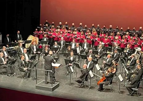 Imagen secundaria 1 - La agrupación que nació hace 50 años en la ciudad de Albacete ha marcado el devenir cultural con su música coral. Las imágenes reúnen algunos de los conciertos ofrecidos por el Orfeón durante estos años