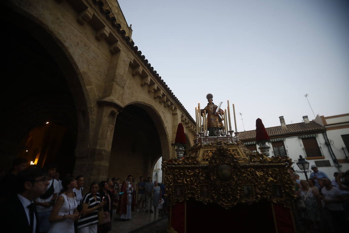 Fotos: La elegante procesión de San Lorenzo por las calles de su barrio en Córdoba