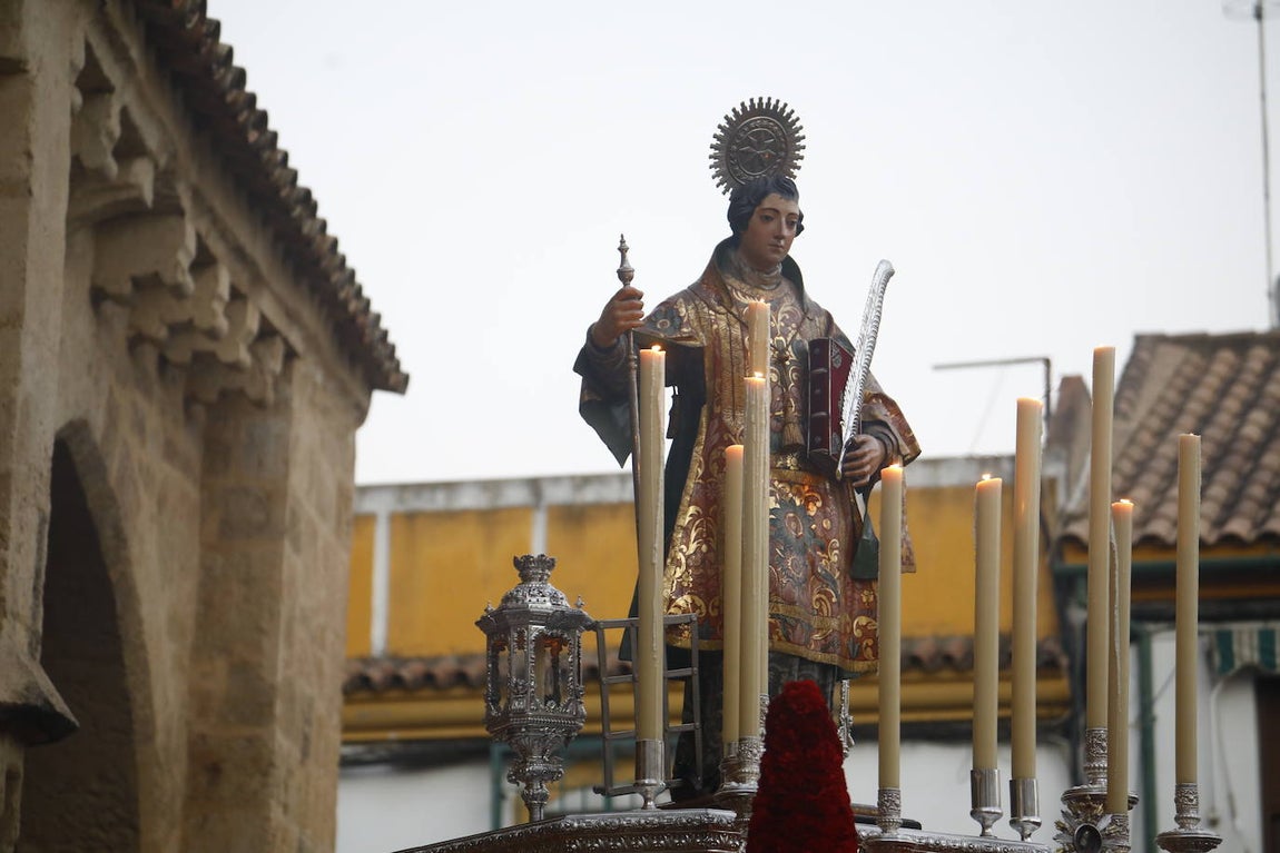 Fotos: La elegante procesión de San Lorenzo por las calles de su barrio en Córdoba