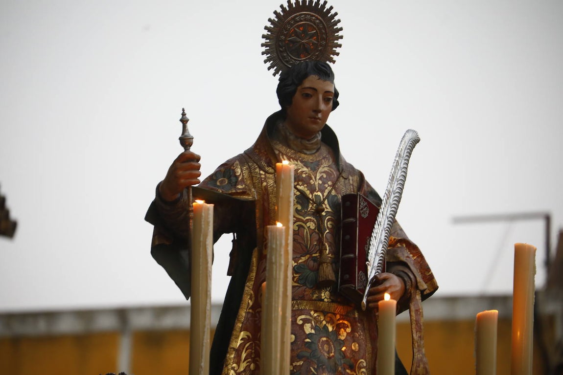 Fotos: La elegante procesión de San Lorenzo por las calles de su barrio en Córdoba