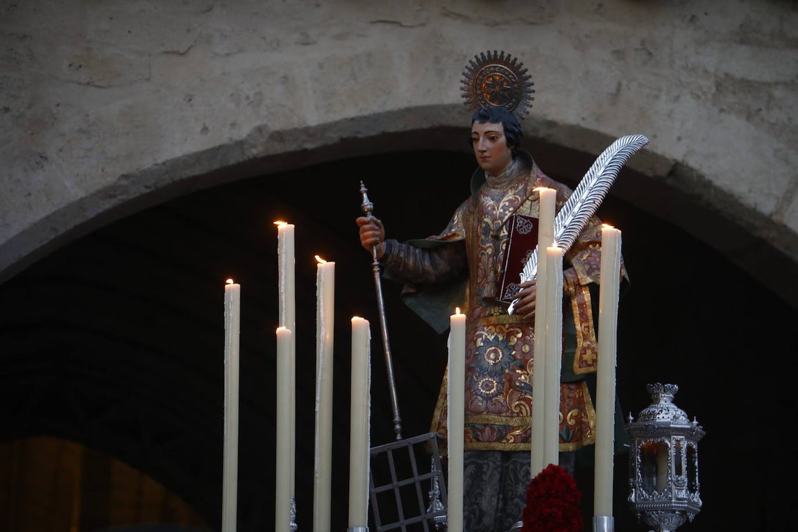 Fotos: La elegante procesión de San Lorenzo por las calles de su barrio en Córdoba