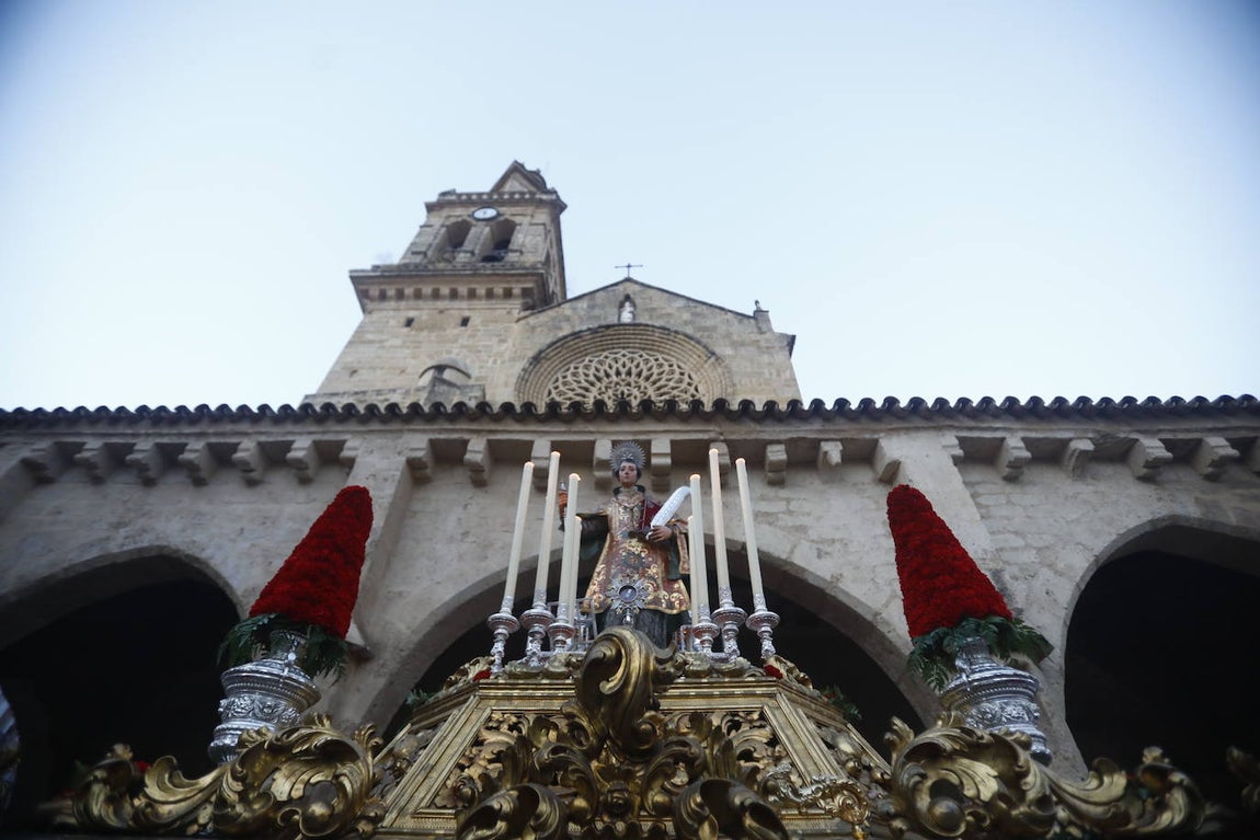 Fotos: La elegante procesión de San Lorenzo por las calles de su barrio en Córdoba