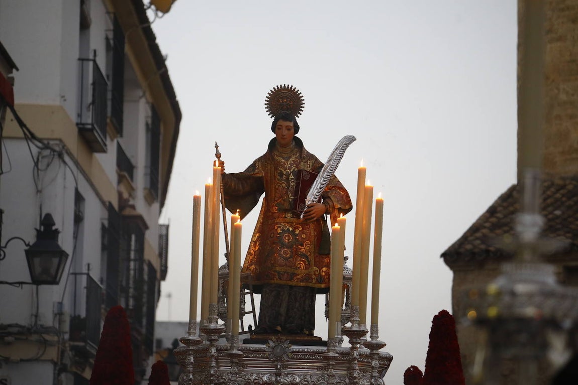 Fotos: La elegante procesión de San Lorenzo por las calles de su barrio en Córdoba