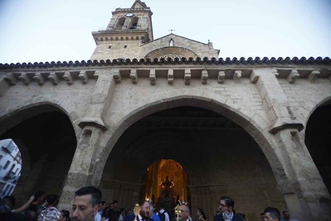 Fotos: La elegante procesión de San Lorenzo por las calles de su barrio en Córdoba