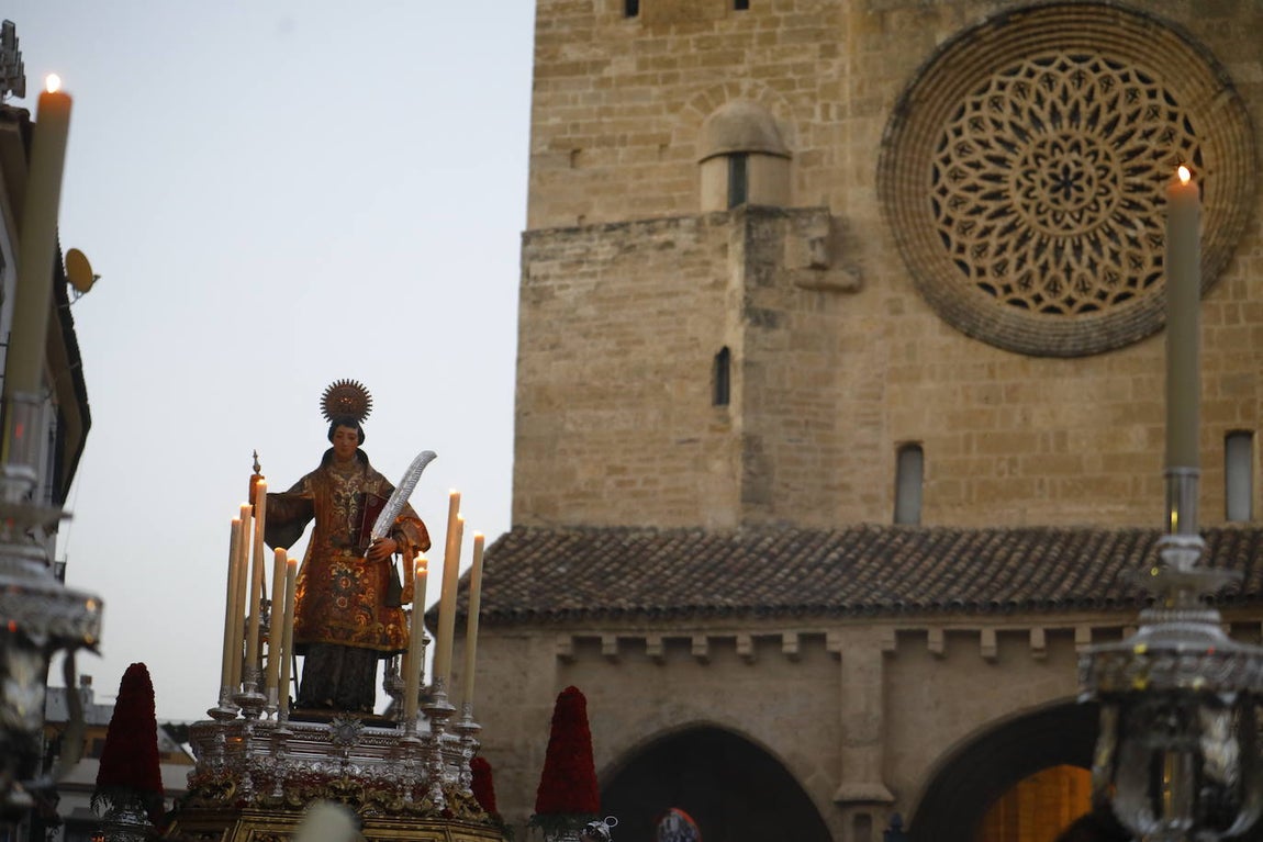 Fotos: La elegante procesión de San Lorenzo por las calles de su barrio en Córdoba