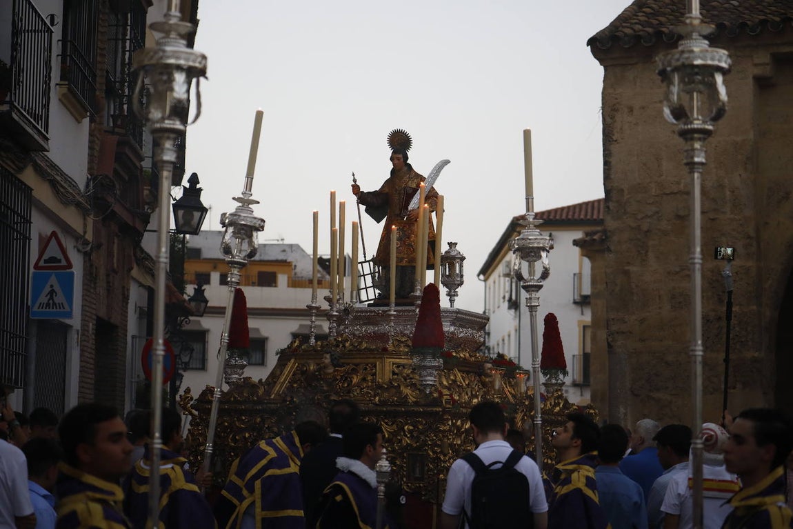 Fotos: La elegante procesión de San Lorenzo por las calles de su barrio en Córdoba