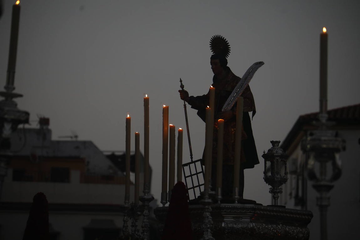 Fotos: La elegante procesión de San Lorenzo por las calles de su barrio en Córdoba