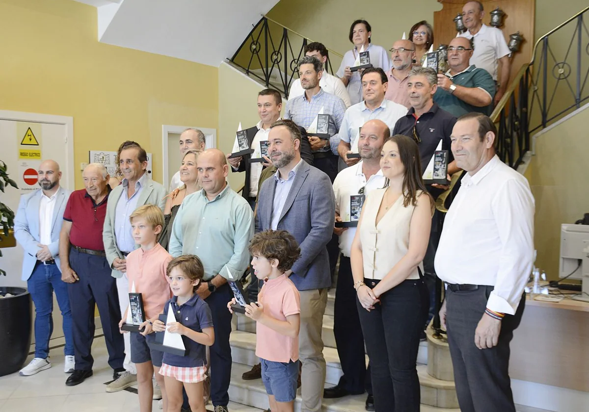 El alcalde de Tomelloso con los ganadores de los Premios Bombos a los vinos de calidad