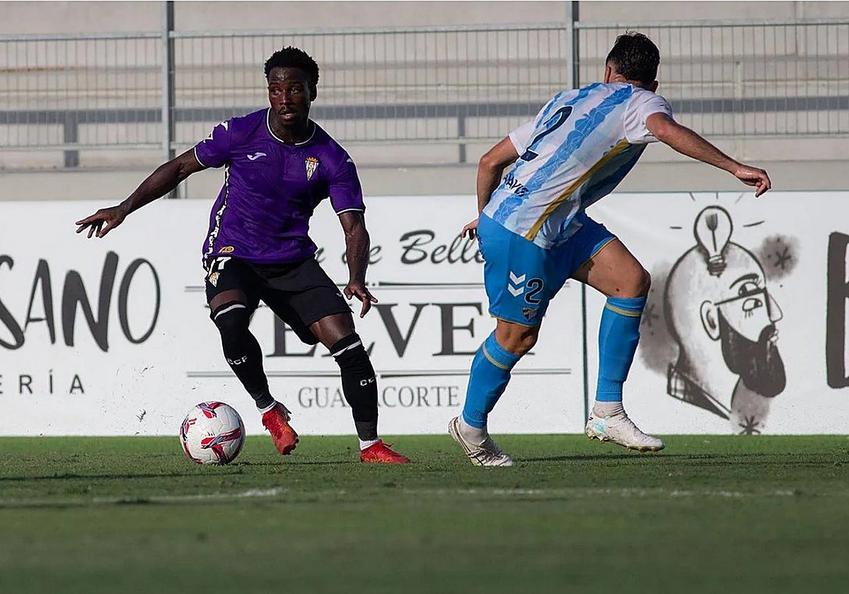 El blanquiverde Adilson conduce el balón durante el partido ante el Málaga