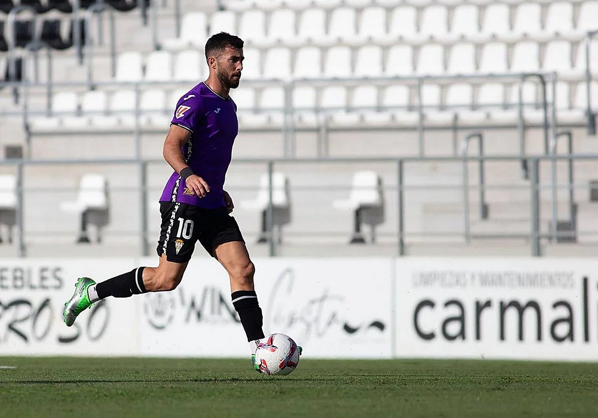 El mediapunta Jacobo conduce el balón en el último partido de pretemporada