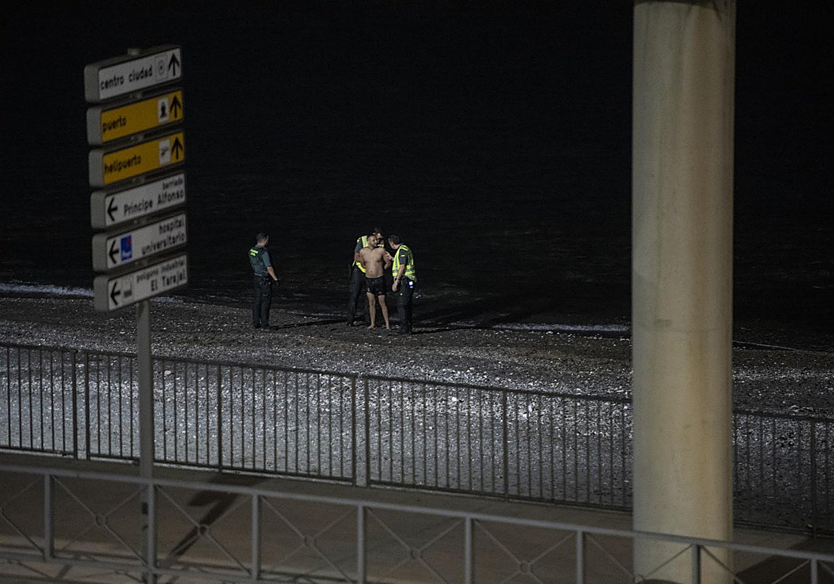 Agentes de la Guardia Civil deteniendo a un migrante el pasado 5 de agosto