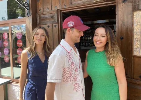 Imagen secundaria 1 - David Bisbal con algunos fans en Vélez-Blanco