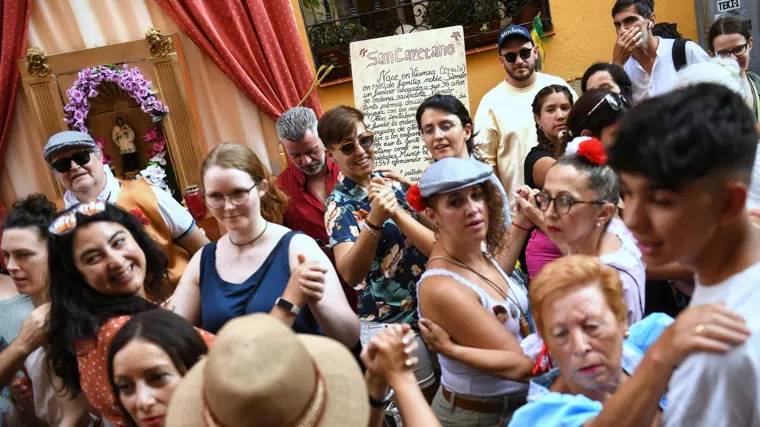 Varias personas bailan durante las fiestas de San Cayetano 2024