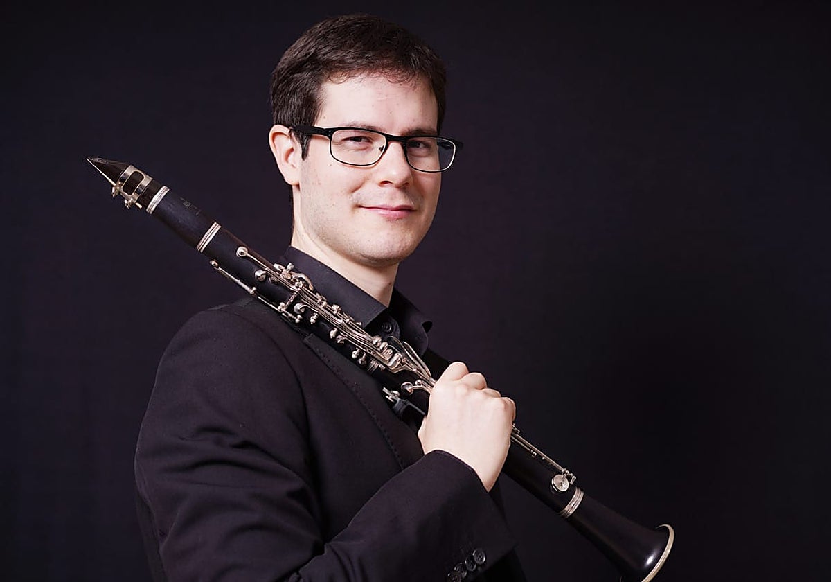 Ángel Martín con uno de sus clarinetes