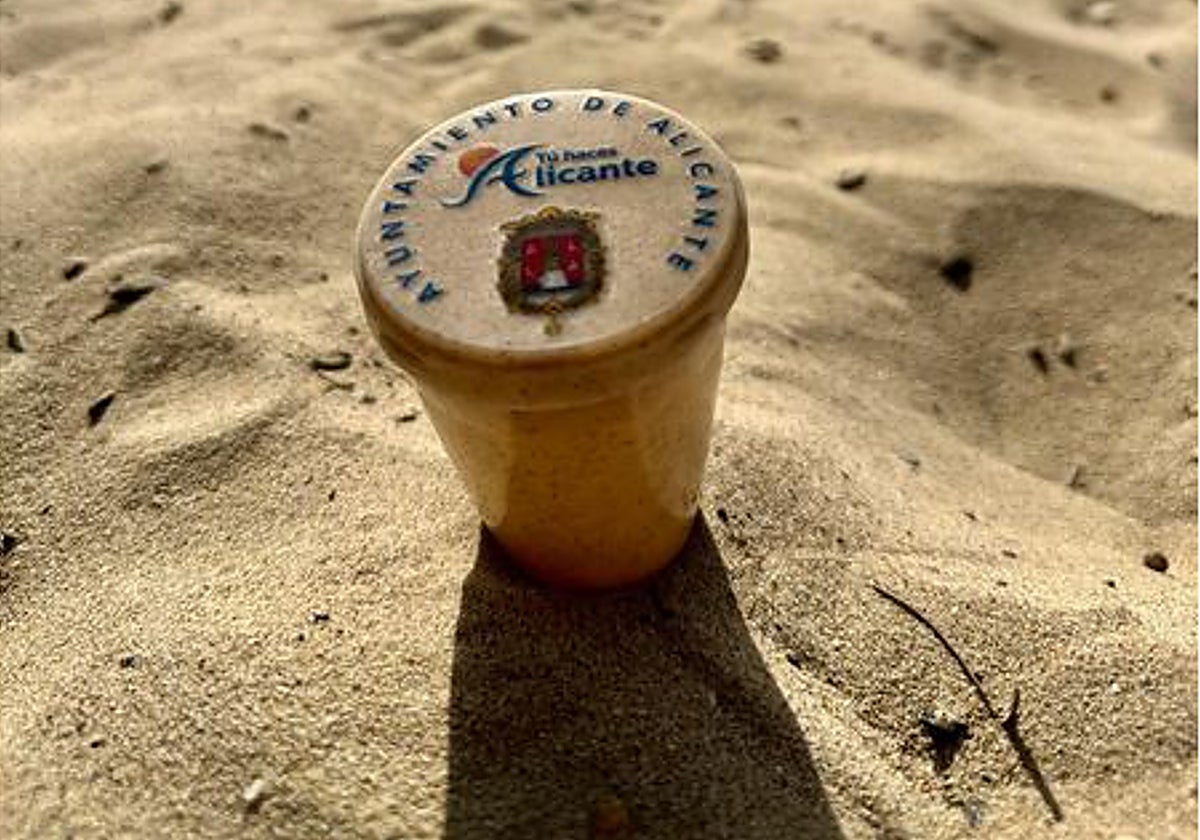 Un cenicero biodegradable para no tirar las colillas a la playa, en Alicante