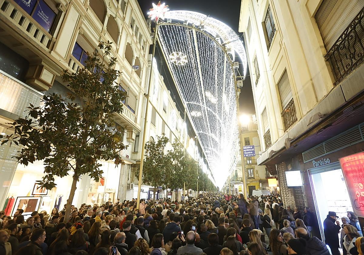 Inauguración del espectáculo de Navidad de la calle Cruz Conde en 2023