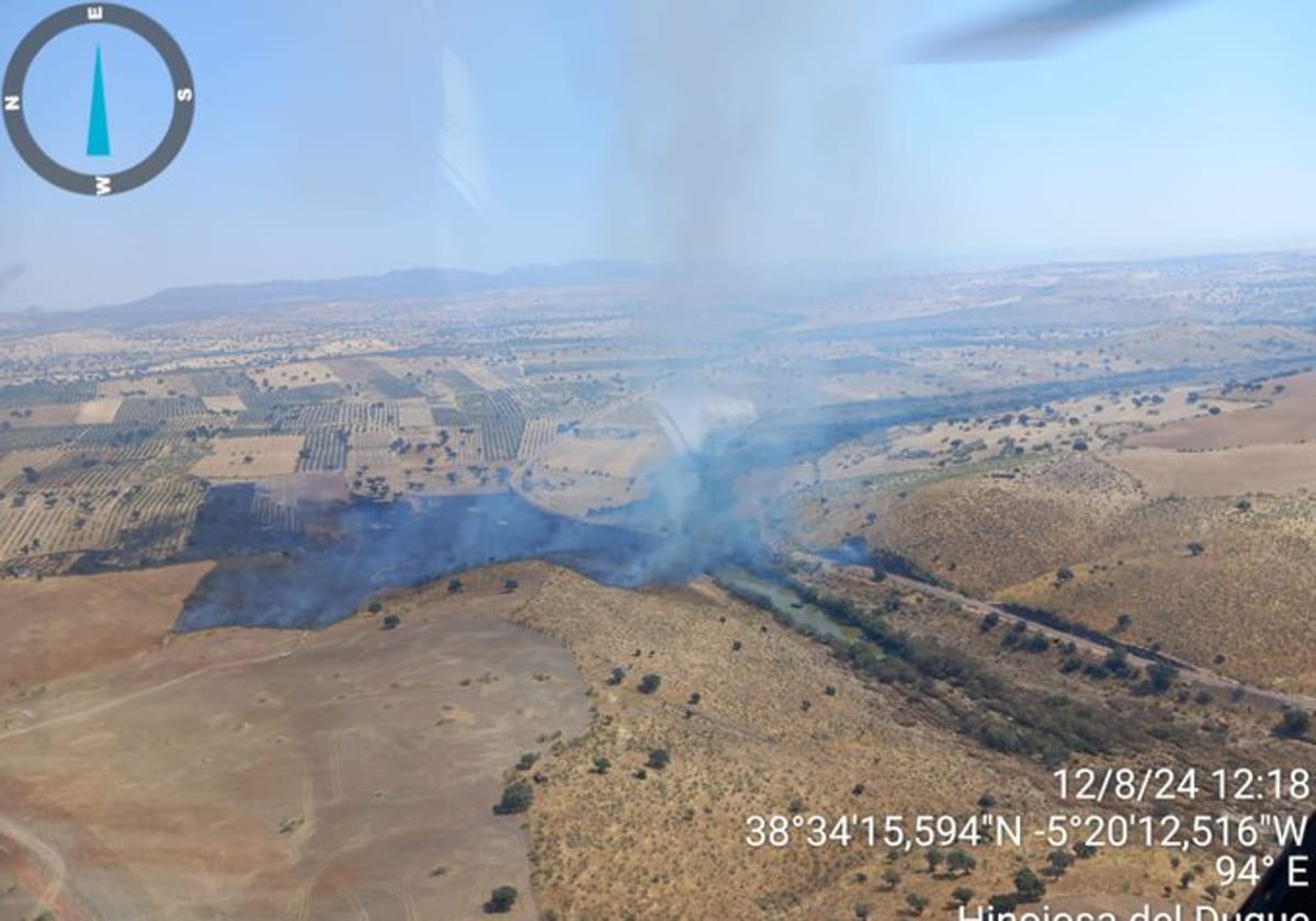 Imagen aérea del incendio en el municipio de Belalcázar