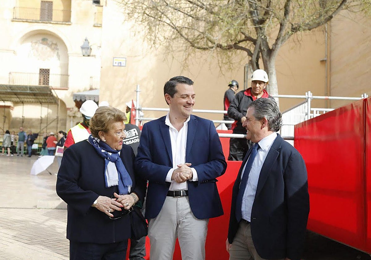 El alcalde, José María Bellido, en la carrera oficial, junto a la entonces presidenta, Olga Caballero, y el actual, Manuel Murillo