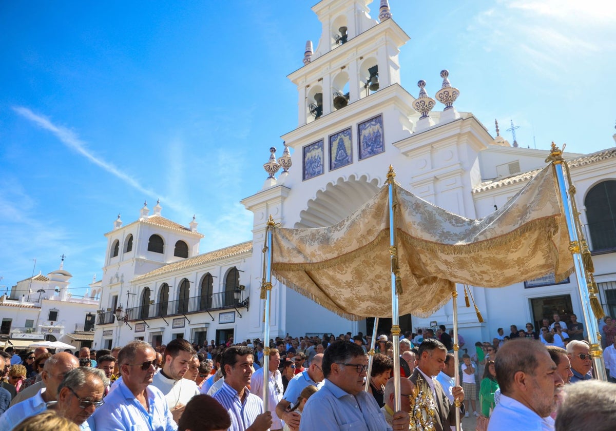 La procesión eucarística pone cada 19 de agosto fin a los cultos de acción de gracias del Rocío Chico