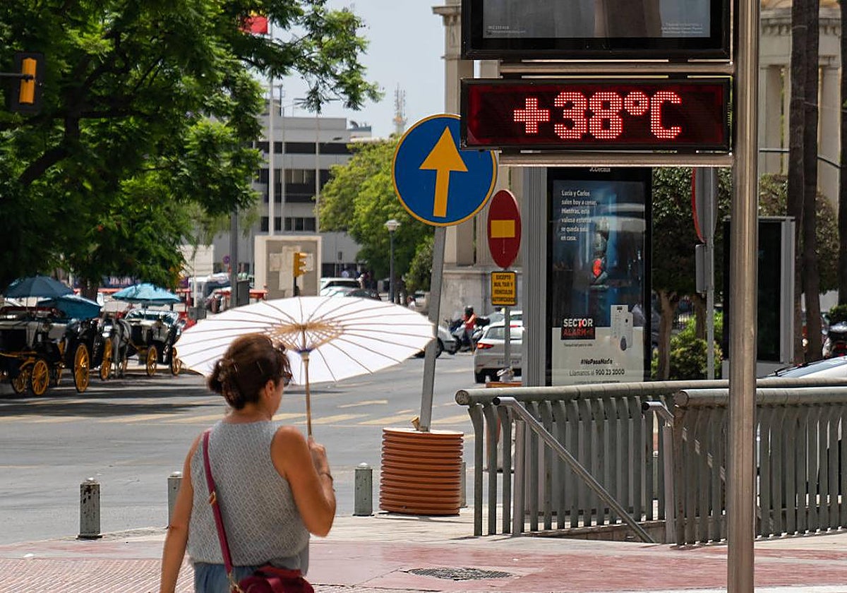 Un termómetro marca 38 grados en el centro de Málaga
