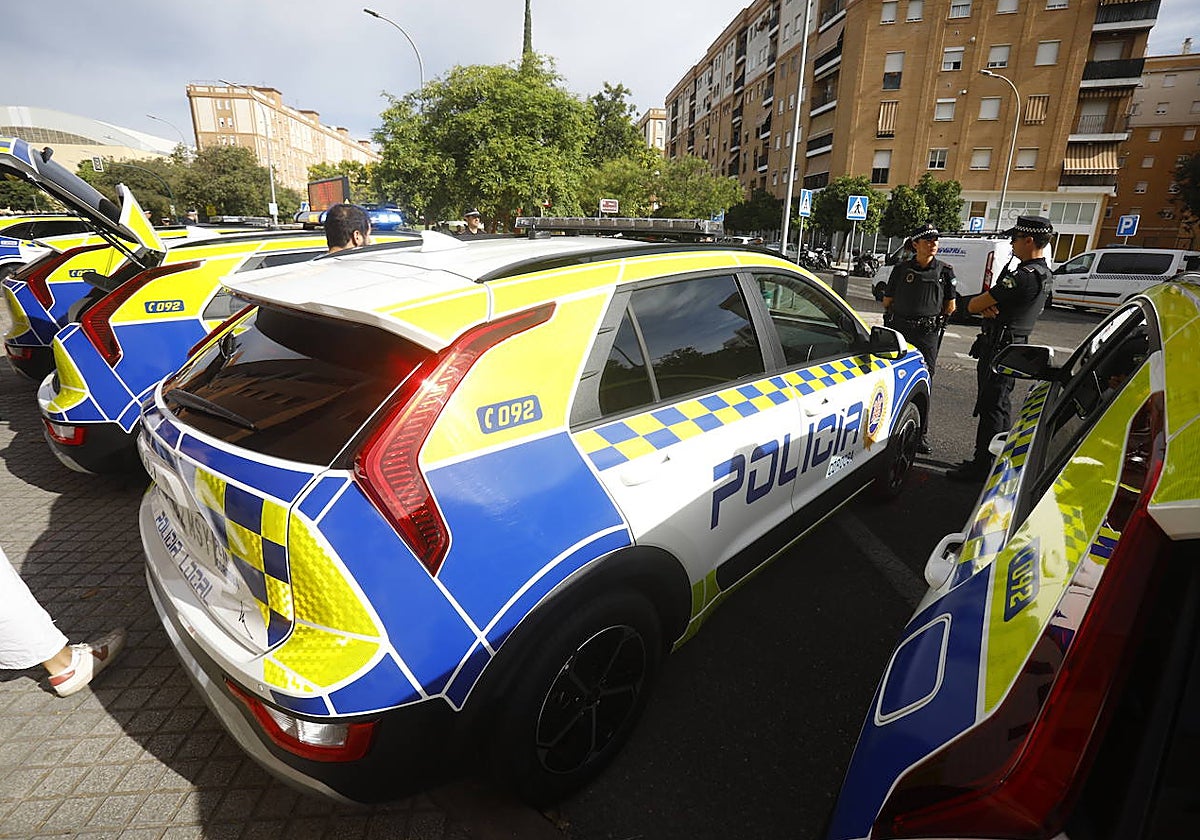 Un momento de la presentación de los 16 coches nuevos de la Policía Local