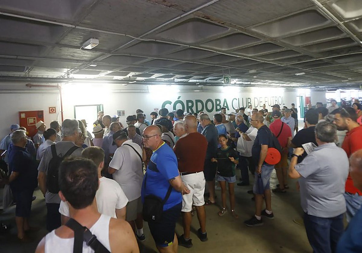 La afición del Córdoba agolpada en las cocheras del Arcángel