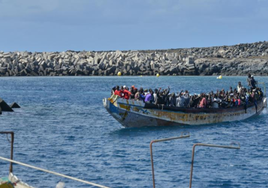 Una patera con 97 personas llega por sus propios medios a El Hierro, con ocho menores a bordo