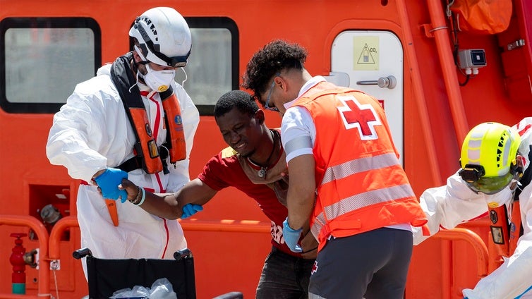 Hospitalizado un menor migrante e el rescate de una neumática en aguas de Fuerteventura