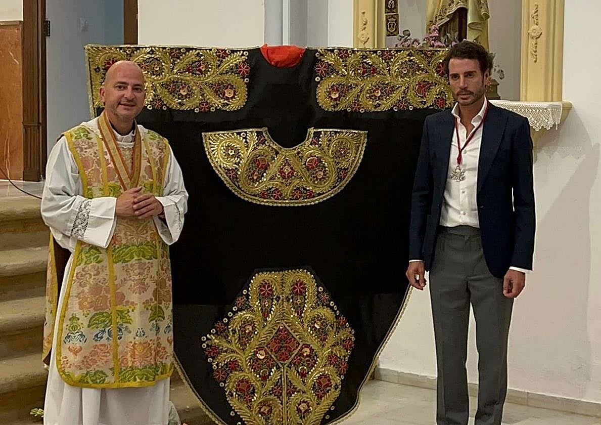 Presentación del manto confeccionado con el capote de Finito, en la imagen