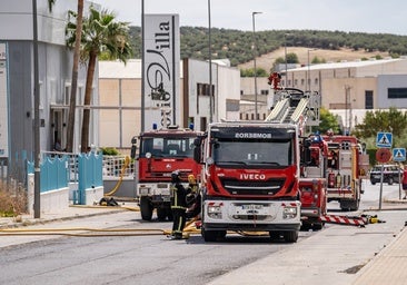 El pavoroso incendio de una nave de Lucena, en imágenes