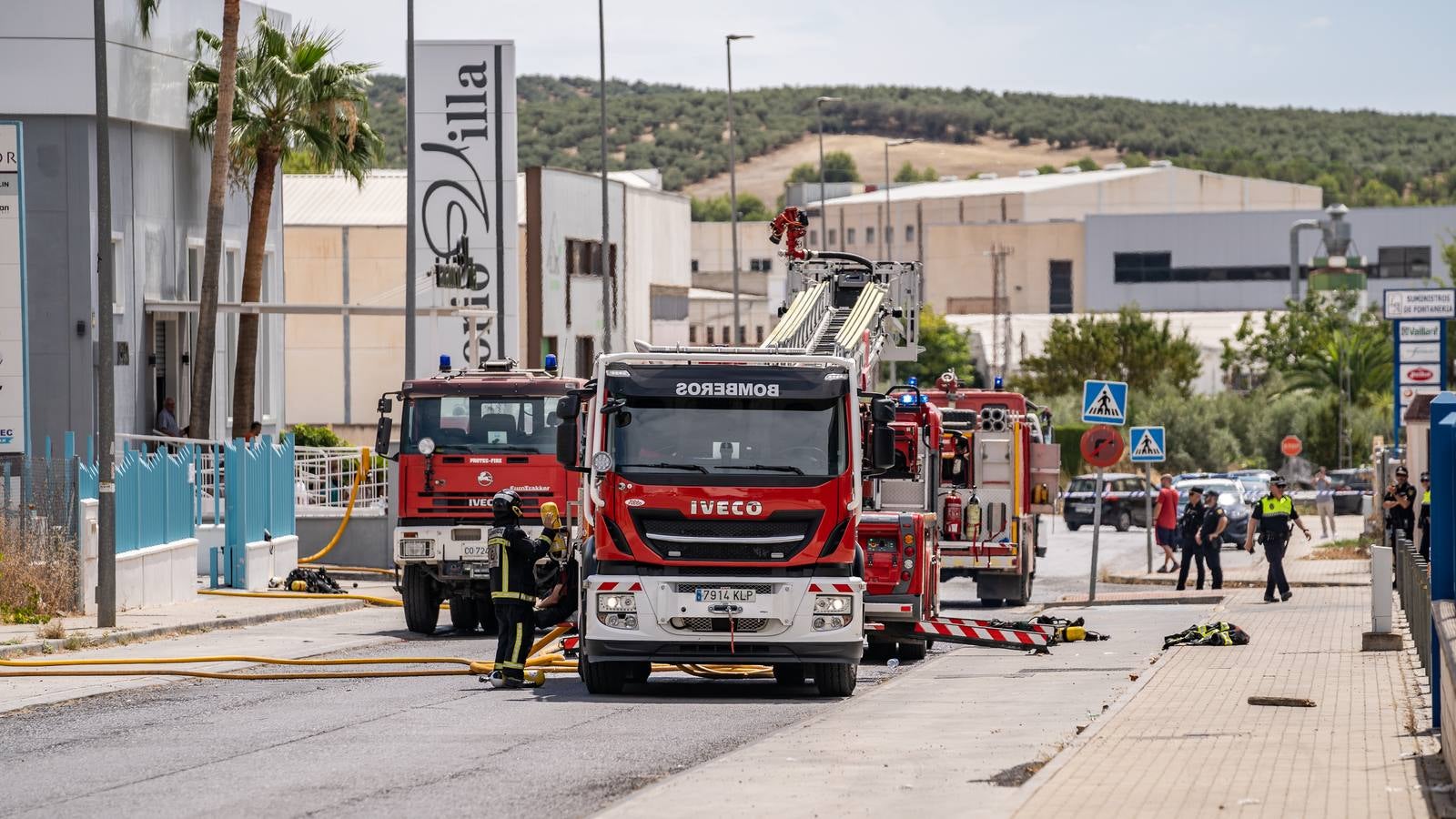 Fotos: el pavoroso incendio de una nave en Lucena