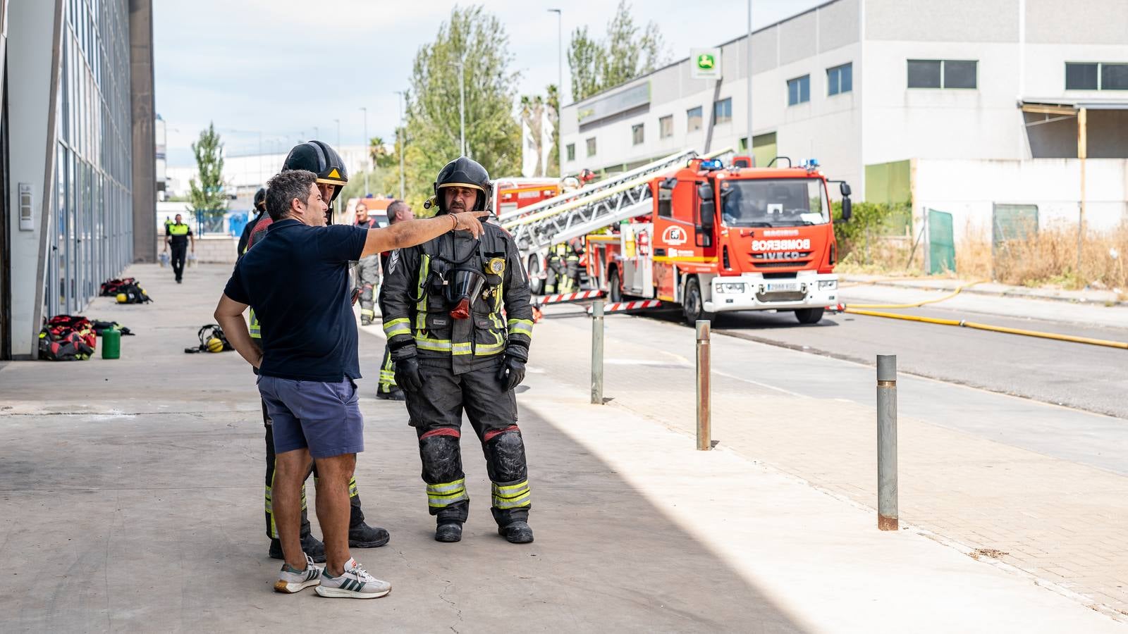 Fotos: el pavoroso incendio de una nave en Lucena
