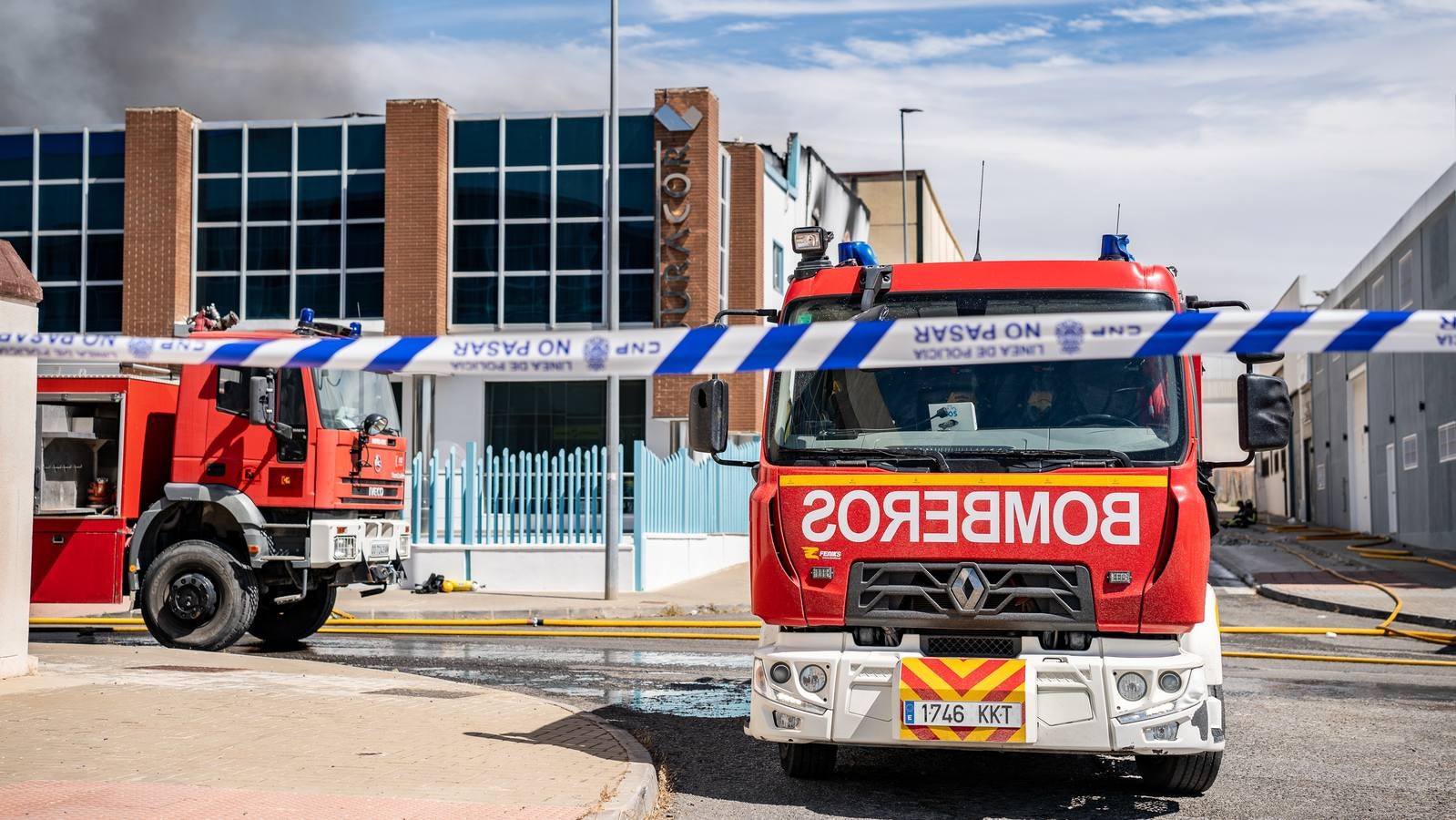 Fotos: el pavoroso incendio de una nave en Lucena