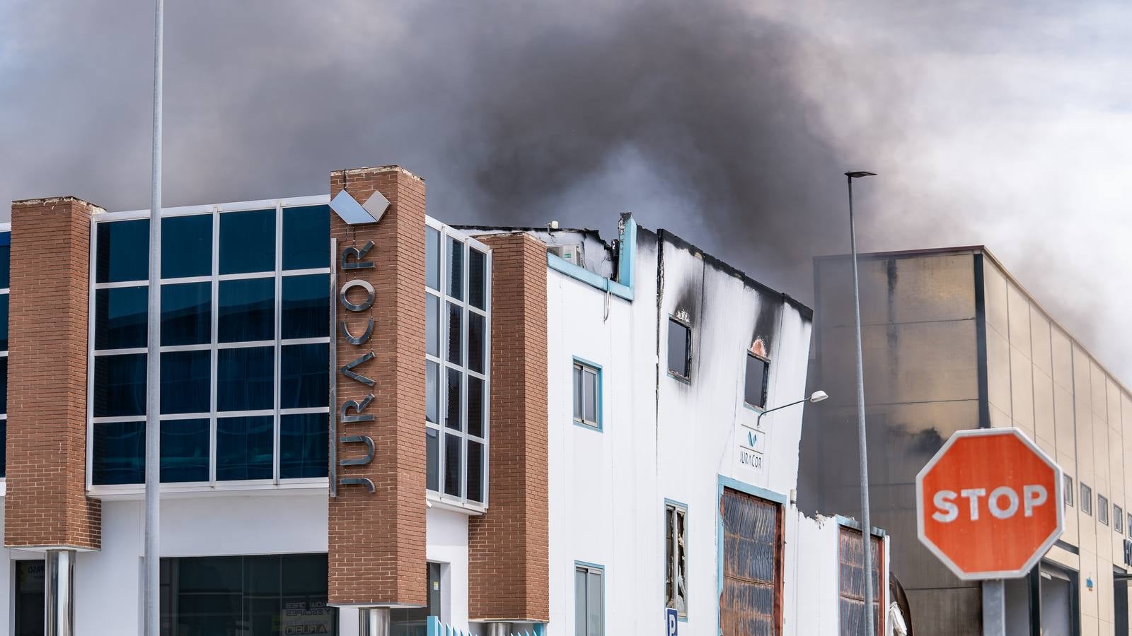 Fotos: el pavoroso incendio de una nave en Lucena