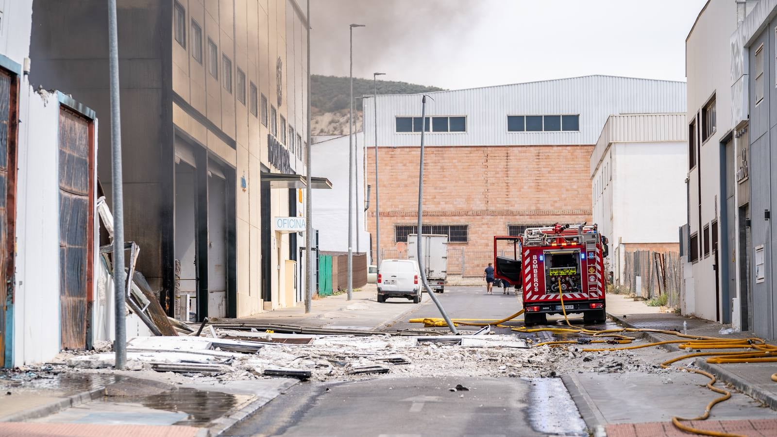 Fotos: el pavoroso incendio de una nave en Lucena