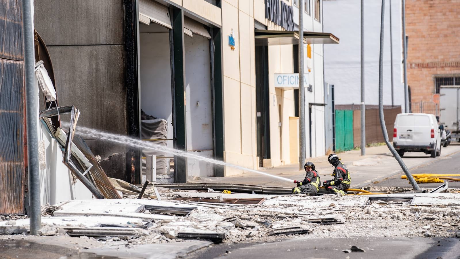 Fotos: el pavoroso incendio de una nave en Lucena