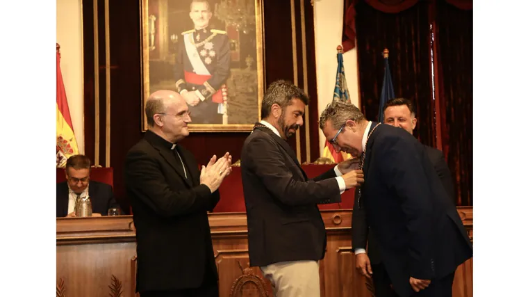 Pérez recibe la medalla como patrono nato del Patronato del Misteri d'Elx de manos del presidente de la Generalitat, Carlos Mazón