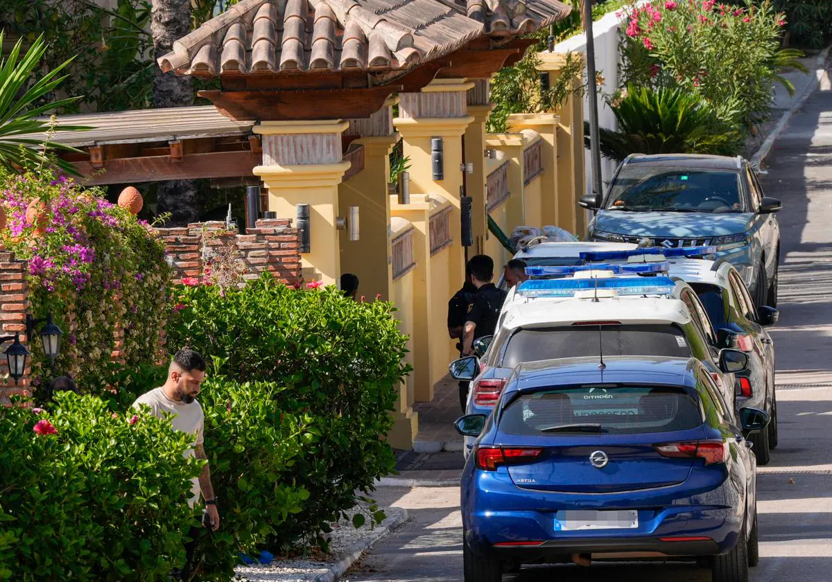 Agentes de la Policía Nacional en las inmediaciones de la villa en la que ha muerto el hombre de 34 años