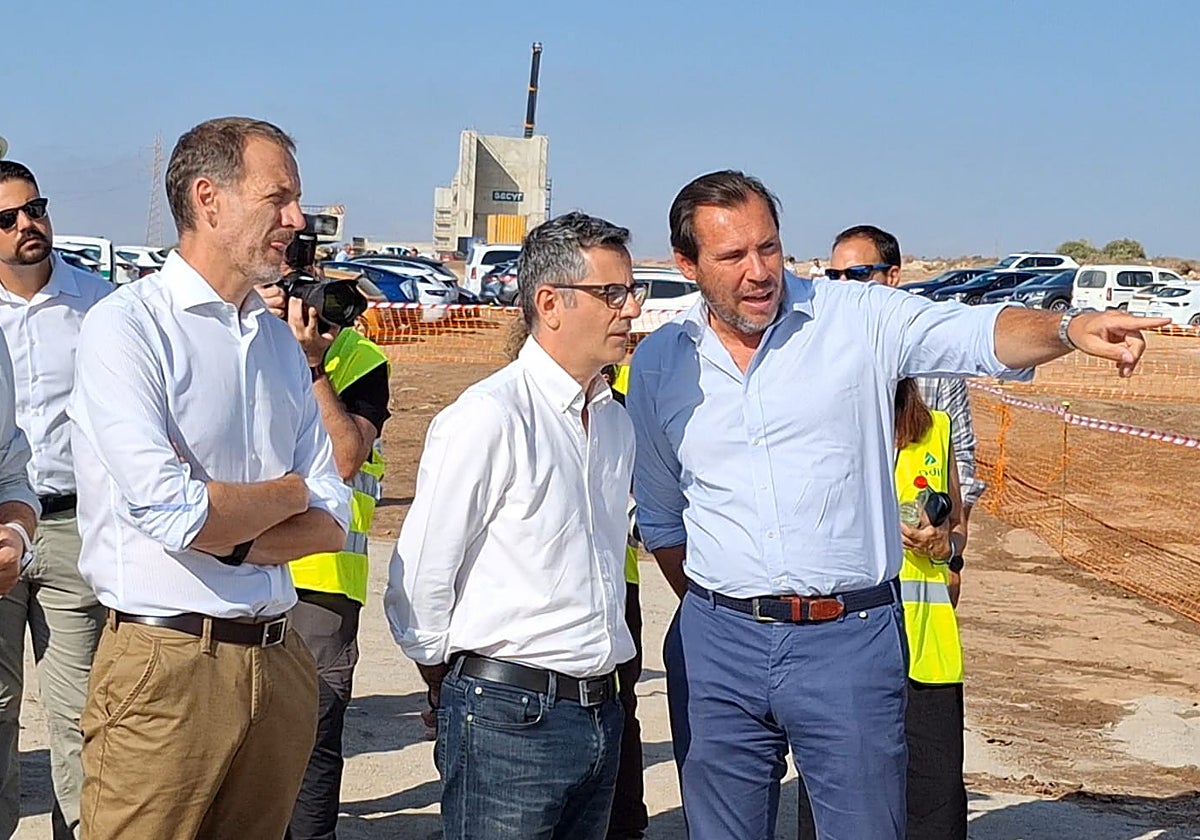 Óscar Puente y Félix Bolaños durante su visita a las obras del AVE en Almería
