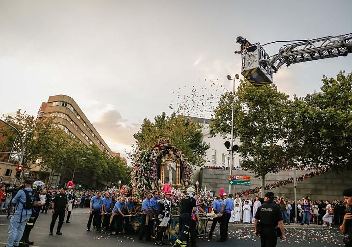 La procesión a su paso por la puerta de Toledo