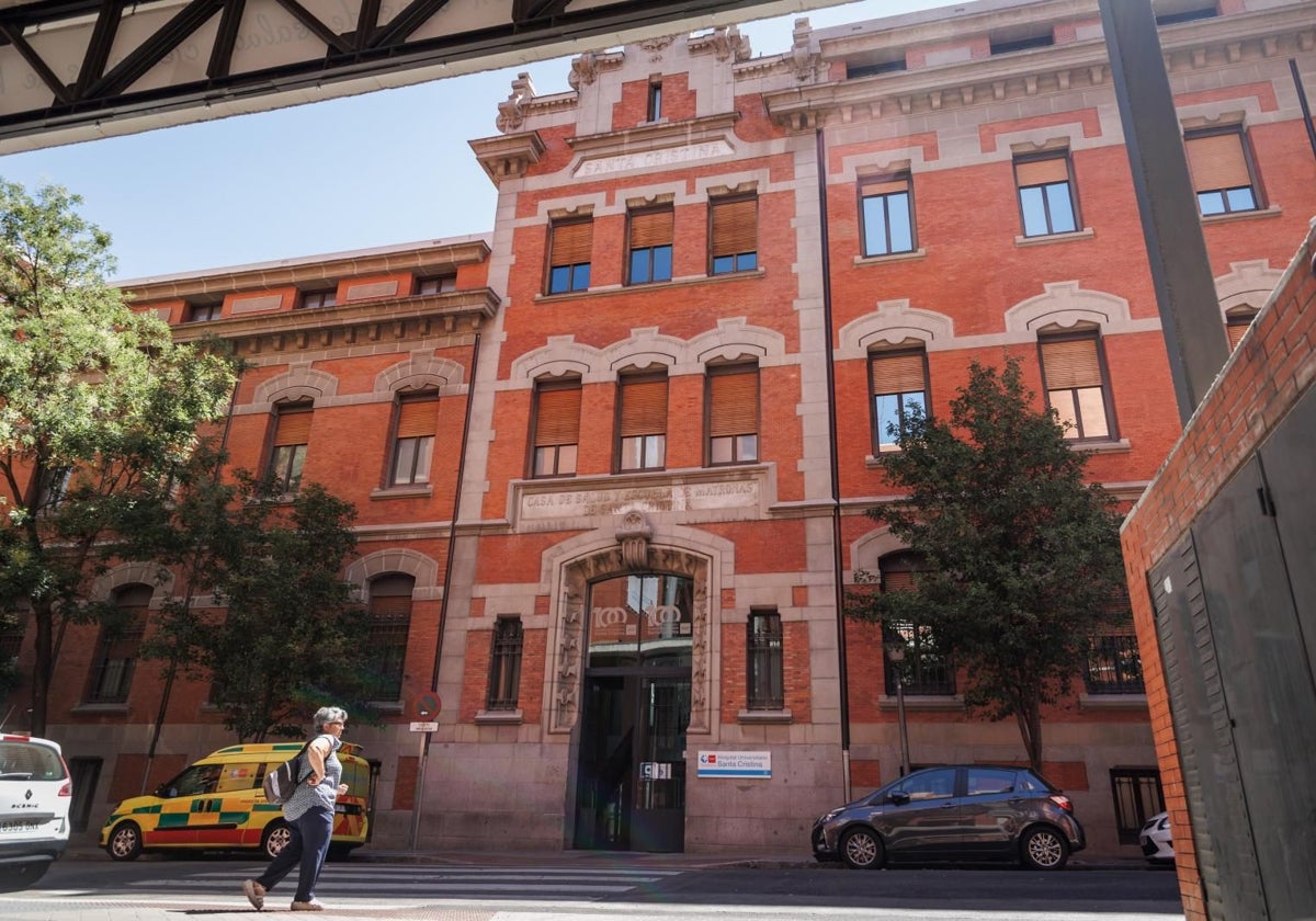 La fachada del histórico edificio del hospital, declarada BIC