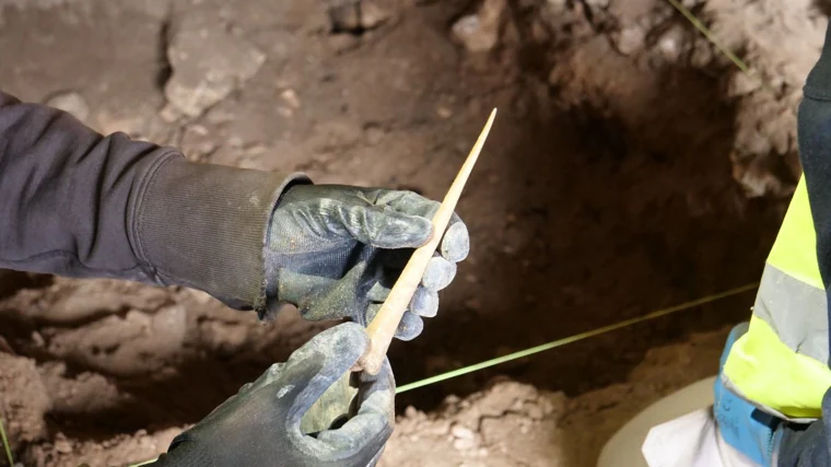 Las excavaciones han sacado a la luz un puñal hecho con hueso