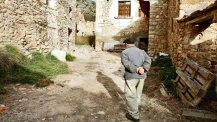 Un anciano en uno de los pueblos que tiene claros problemas de despoblación