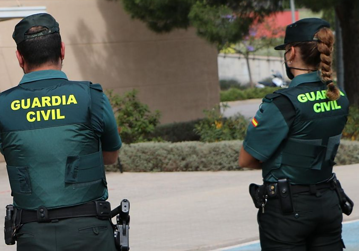 Dos agentes de la Guardia Civil
