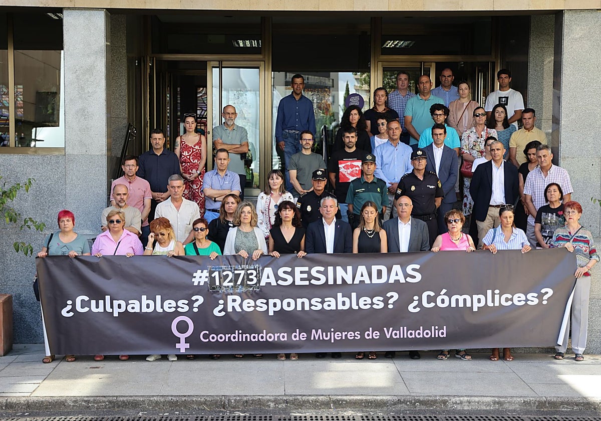 Minuto de silencio ante la Delegación del Gobierno de Castilla y León en recuerdo de Mónica, la última víctima de la violencia machista