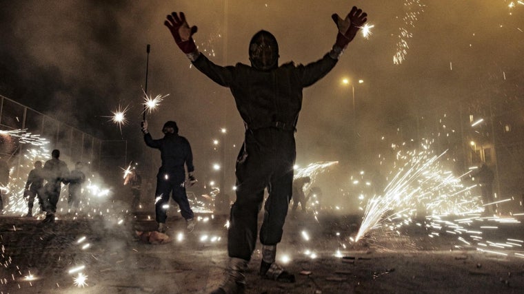 La fiesta ha congregado a muchos jóvenes para disfrutar de la pólvora