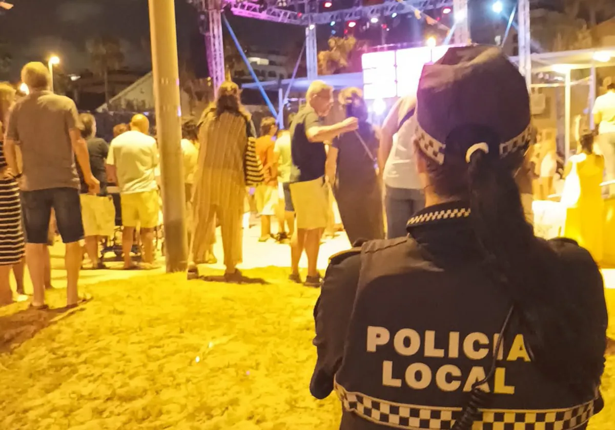 Una agente de Alboraia en la playa de la Patacona, en una imagen difundida por la Policía Local en sus redes