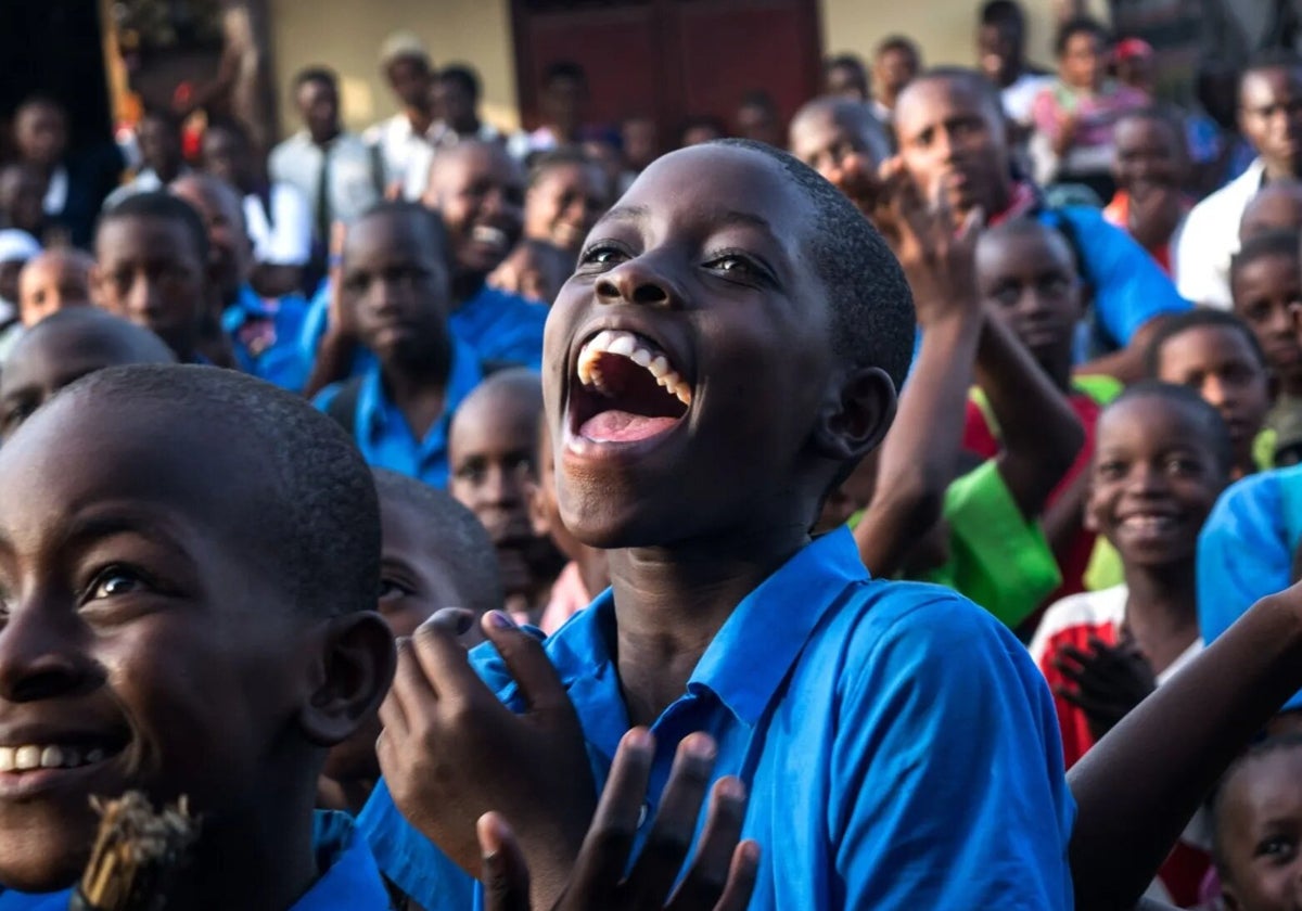 Niños sonriendo en uno de los proyectos de la ONG Sonrisas de Fe en África