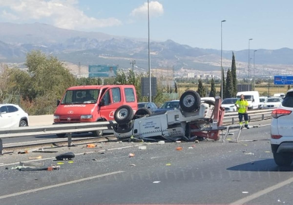 El vehículo accidentado en la circunvalación de Granada