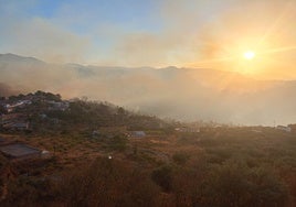 El incendio de Almuñécar queda estabilizado y los vecinos desalojados ya pueden volver a sus casas